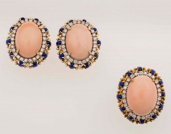 Demi-parure composta da anello ed orecchini in corallo rosa, lapislazzulo e diamanti  - Asta Fine Jewels - Associazione Nazionale - Case d'Asta italiane