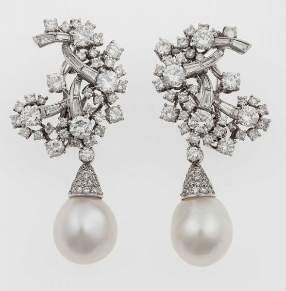 G. Petochi. Orecchini pendenti con perla removibile e diamanti  - Asta Fine Jewels - Associazione Nazionale - Case d'Asta italiane