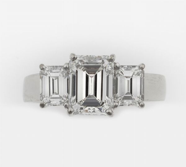Anello con tre diamanti taglio smeraldo, diamante centrale di ct 2,31  - Asta Fine Jewels - Associazione Nazionale - Case d'Asta italiane