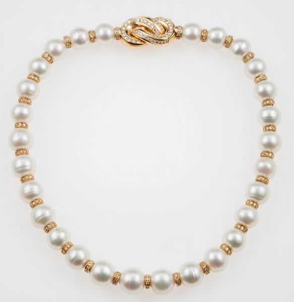 Girocollo composto da un filo di perle coltivate e diamanti  - Asta Fine Jewels - Associazione Nazionale - Case d'Asta italiane