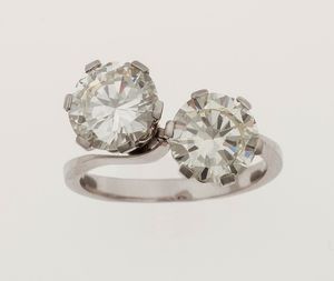 Contrari con diamanti taglio brillante di ct 2,49 e 2,80  - Asta Fine Jewels - Associazione Nazionale - Case d'Asta italiane