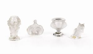 LOTTO DI QUATTRO OGGETTI - In cristallo bianco e satinato  composto da: - piccolo vaso decorato con baccanti  firmato Detel. H cm 13 - piccola  [..]