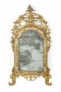 SPECCHIERA PIEMONTESE - Cm 180x92 In legno scolpito e dorato  Piemonte XVIII secolo. Cimasa decorata con motivi vegetali e floreali
