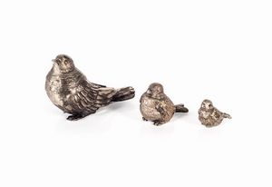 BUCCELLATI - Peso gr 191 0 Lotto di tre uccelli in argento di tre misure diverse; due firmati M. Buccellati e uno firmato Gianmaria  [..]