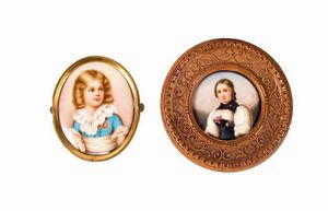 LOTTO DI DUE MINIATURE - Diam. cm 6 Cm 9x7 (ovale) XIX secolo  su ceramica raffiguranti una donna in costume e un bambino