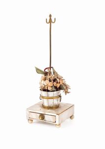 PORTA ANELLI - H. cm 16 Epoca Napoleone III  1850-1860 ca  in madreperla e bronzo dorato  con fiori in stoffa. Già Galleria Benappi  [..]