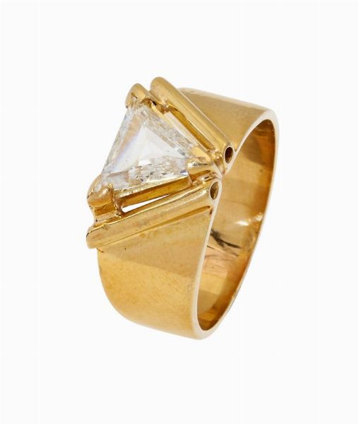 ANELLO : Peso gr 8 9 Misura 19 in oro giallo  a fascia  con al centro un diamante taglio triangolare di ct 1 50 ca  - Asta Asta 153 - Gioielli e orologi - Associazione Nazionale - Case d'Asta italiane