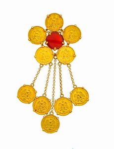 SPILLA - Peso gr 28 8 in oro giallo composta da dieci monete da 2 Pesos messicani del 1945  a titolo alto  disposte a fiore  [..]