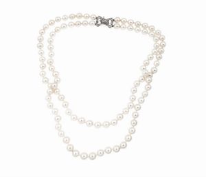 GIROCOLLO - Lunghezza cm 45 composto da due fili di perle giapponesi del diam di mm 8 e 8 5. Chiusura in oro bianco a farfalla  [..]
