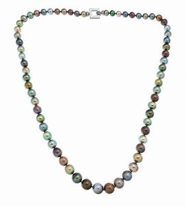 COLLANA - Lunghezza cm 70 composta da perle Tahiti nei toni del grigio e del nero  a scalare  dal diam di mm 8 a 12 ca.  [..]