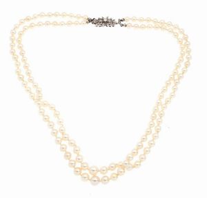 GIROCOLLO - Lunghezza cm 56 composto da due file di perle giapponesi a scalare dai mm 6 a 9 2 ca: Chiusura in oro bianco   [..]