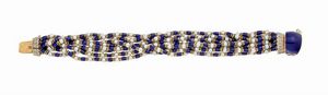 BRACCIALE - Peso 92 4 Lunghezza cm 21 composto da otto fili di barilotti in oro giallo smaltati nei toni del blu  intervallati  [..]