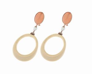 COPPIA DI ORECCHINI - Peso gr 25 8 pendenti in oro rosa con due pietre dure di colore rosa taglio ovale  due agate bianche a forma di  [..]