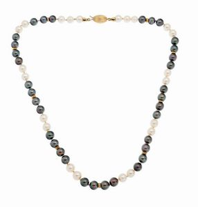 COLLANA - Lunghezza cm 47 composta da un filo di perle giapponesi nei toni del bianco alternate a perle di acqua dolce nei  [..]