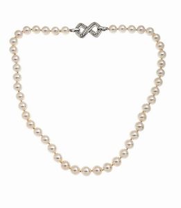 GIROCOLLO - Lunghezza cm 43 composto da un filo di perle giapponesi del diam di mm 9. Chiusura ad intreccio  in oro bianco  [..]