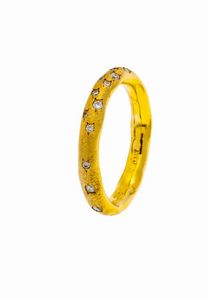 CALGARO - Peso gr 4 5 Misura 13 Anello in oro giallo satinato  firmato Calgaro  con diamanti taglio brillante per totali  [..]