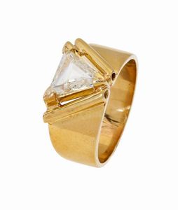 ANELLO - Peso gr 8 9 Misura 19 in oro giallo  a fascia  con al centro un diamante taglio triangolare di ct 1 50 ca