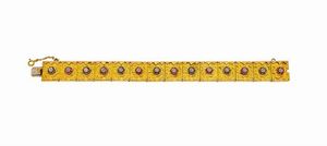 BRACCIALE - Peso gr 41 Lunghezza cm 17 composto da segmenti quadrati in oro giallo  rosa e bianco  incisi a motivi vegetali  [..]