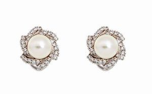 COPPIA DI ORECCHINI - Peso gr 9 9 in oro bianco  a lobo  con due perle giapponesi del diam di mm 7  contornate da diamanti taglio brillante  [..]