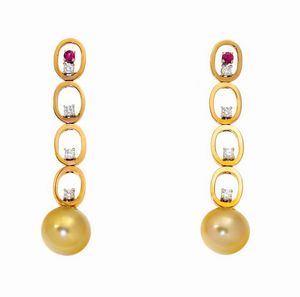 COPPIA DI ORECCHINI - Peso gr 11 8 pendenti  corpi con ovali in oro rosa  terminanti con due perle australiane varietà gold del diam  [..]