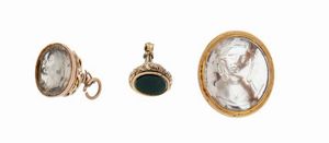 LOTTO DI TRE SIGILLI - Peso complessivo gr 23 in oro a bassa caratura; due in cristallo di rocca inciso con figura femminile e ritratto  [..]