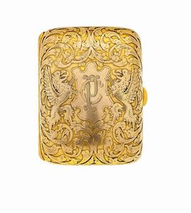 PORTASIGARETTE - Peso gr 83 1 cm 6 5x8 5 in oro 9 Kt  interamente incisa con motivi vegetali  al centro le lettere P. C.