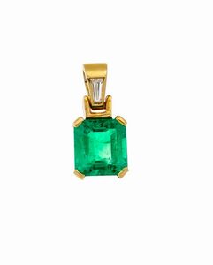 CIONDOLO - Peso gr 2 9 in oro giallo con smeraldo centrale taglio ottagonale a gradini di ct 2 50 ca  sormontato da un diamante  [..]