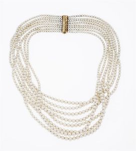 GIROCOLLO - Lunghezza cm 40 composto da otto fili perle giapponesi  a scalare  dal diam di mm 3 a 5. Chiusura in oro bianco  [..]