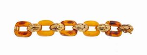 BRACCIALE - Lunghezza cm 20 Composto da elementi geometrici in bachelite raccordati da foglie stilizzate in oro giallo e diamanti  [..]