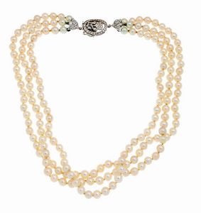GIROCOLLO - Lunghezza cm 40 composto da tre fili di perle giapponesi del diam di mm 5 8 a 6 5. Chiusura in oro bianco con  [..]