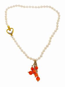 GIROCOLLO - Lunghezza cm 50 composto da un filo di perle di giapponesi del diam di mm 7 e 7 5. Chiusura  a cuore  in oro giallo  [..]