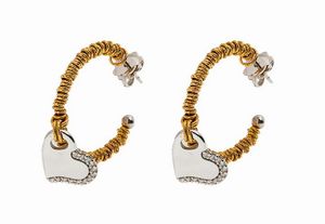 COPPIA DI ORECCHINI - Peso gr 9 5 in oro bianco e rosa  a cerchio  lavorati a filo  con due cuori pendenti con diamanti taglio brillante  [..]