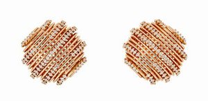 COPPIA DI ORECCHINI - Peso gr 19 4 in oro rosa  a lobo  di forma rotonda  lavorati a filo  con diamanti taglio brillante per totali  [..]