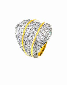 ANELLO - Peso gr 13 4 Misura 12 in oro giallo e bianco  sommità fantasia  interamente con pavé di diamanti taglio brillante  [..]