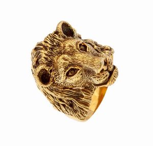 ANELLO - Peso gr 26 6 Misura 29 in oro giallo  sommità recante grande testa di leone scolpita