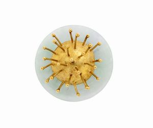 SPILLA - Diam cm 4 in oro giallo  a forma di fiore stilizzato  con pistilli sporgenti e disco in giada