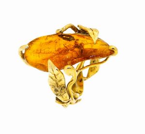 ANELLO - Peso gr 11 Misura 11 in oro giallo  particolare gambo a forma di foglie intrecciate  al centro grande ambra taglio  [..]