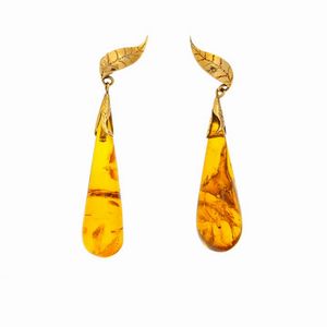 COPPIA DI ORECCHINI - Peso gr 7 8 pendenti  in oro giallo  lobi con foglie  terminanti con gocce di ambra cabochon