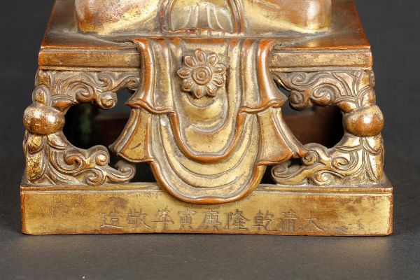Figura di Amitayus seduto con aura in bronzo dorato, Cina, Dinastia Qing, marca e del periodo Qianlong (1736-1795)  - Asta Fine Chinese Works of Art - Associazione Nazionale - Case d'Asta italiane