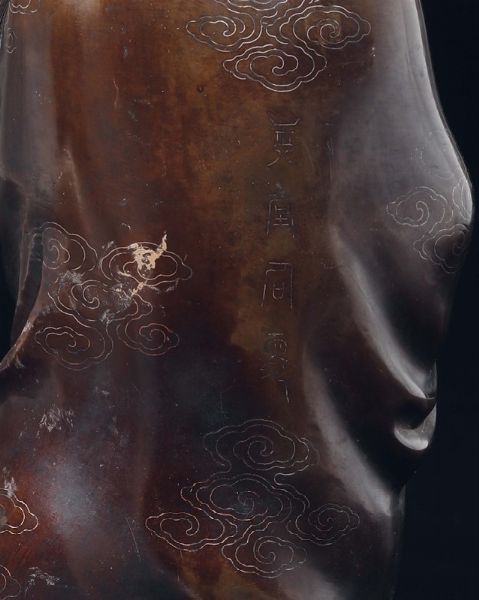Figura di Guanyin seduta in bronzo con intarsi in argento sulla veste a decoro di nuvole, Cina, Dinastia Qing, XVIII secolo  - Asta Fine Chinese Works of Art - Associazione Nazionale - Case d'Asta italiane