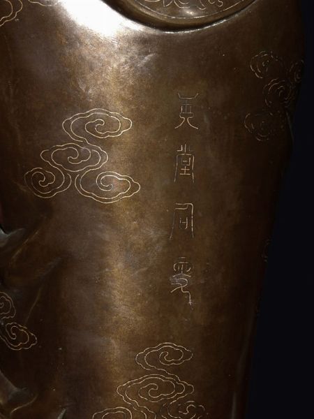Figura di Guanyin con velo sulla testa scolpita in bronzo con intarsi in argento sulla veste a decoro di nuvole, Cina, Dinastia Qing, XVIII secolo  - Asta Fine Chinese Works of Art - Associazione Nazionale - Case d'Asta italiane
