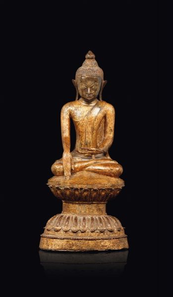 Figura di Buddha in bronzo dorato seduto su doppio fiore di loto, Thailandia, XVII secolo  - Asta Fine Chinese Works of Art - Associazione Nazionale - Case d'Asta italiane
