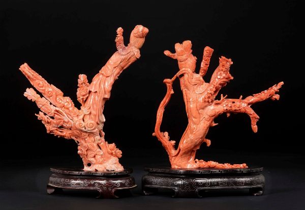 Due sculture in corallo raffiguranti Guanyin attorniate da fiori ed uccellini, Cina, inizio XX secolo  - Asta Fine Chinese Works of Art - Associazione Nazionale - Case d'Asta italiane