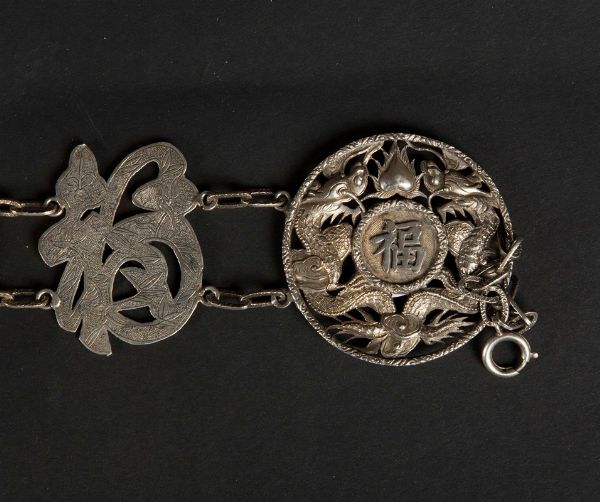 Cintura in argento con iscrizioni a rilievo, Cina, Dinastia Qing, XIX secolo  - Asta Fine Chinese Works of Art - Associazione Nazionale - Case d'Asta italiane
