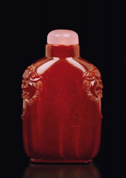 Snuff bottle in ambra con manici a mascheroni, Cina, Dinastia Qing, XIX secolo  - Asta Fine Chinese Works of Art - Associazione Nazionale - Case d'Asta italiane