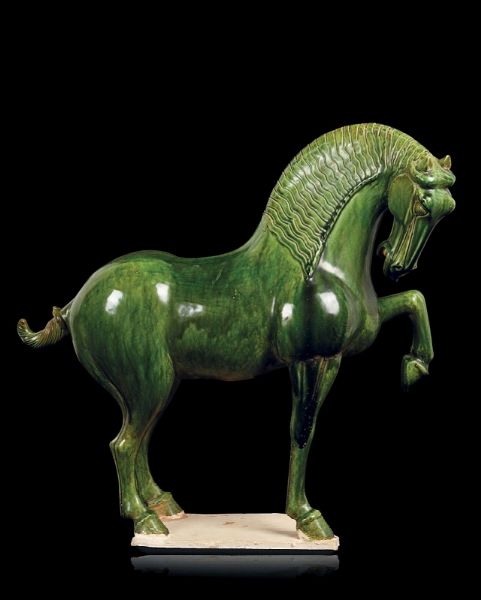 Figura di Cavallo in terracotta con smalto verde, Cina, probabilmente Dinastia Tang (618-906)  - Asta Fine Chinese Works of Art - Associazione Nazionale - Case d'Asta italiane