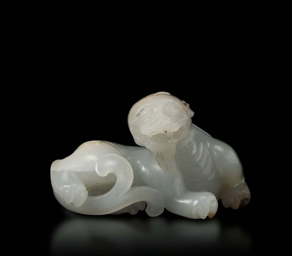 Figura di cane scolpito in giada bianca e russet, Cina, Dinastia Qing, XIX secolo  - Asta Fine Chinese Works of Art - Associazione Nazionale - Case d'Asta italiane
