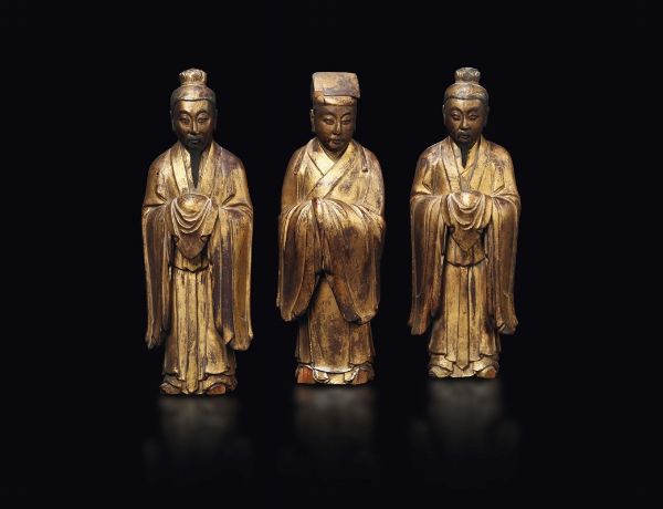 Tre figure di dignitari scolpite in legno laccato e dorato, Cina, Dinastia Ming, XVII secolo  - Asta Fine Chinese Works of Art - Associazione Nazionale - Case d'Asta italiane