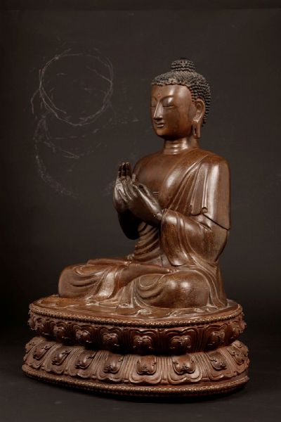 Figura di Buddha in legno seduto su doppio fiore di loto, Cina, Dinastia Qing, XVIII secolo  - Asta Fine Chinese Works of Art - Associazione Nazionale - Case d'Asta italiane