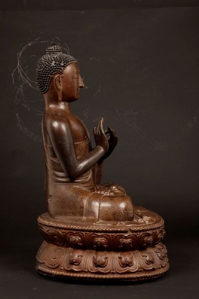 Figura di Buddha in legno seduto su doppio fiore di loto, Cina, Dinastia Qing, XVIII secolo  - Asta Fine Chinese Works of Art - Associazione Nazionale - Case d'Asta italiane